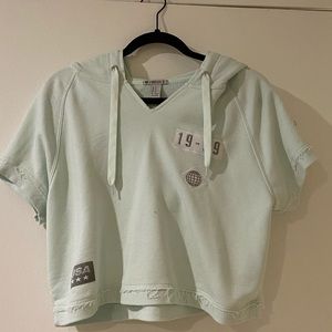 cropped shirt/sweatshirt